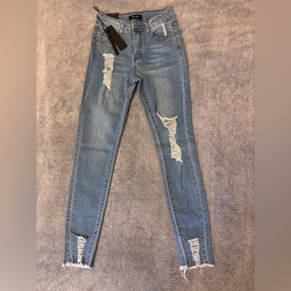 Nina Rossi Light Wash Distressed Skinny Jeans NWT Size 3/26